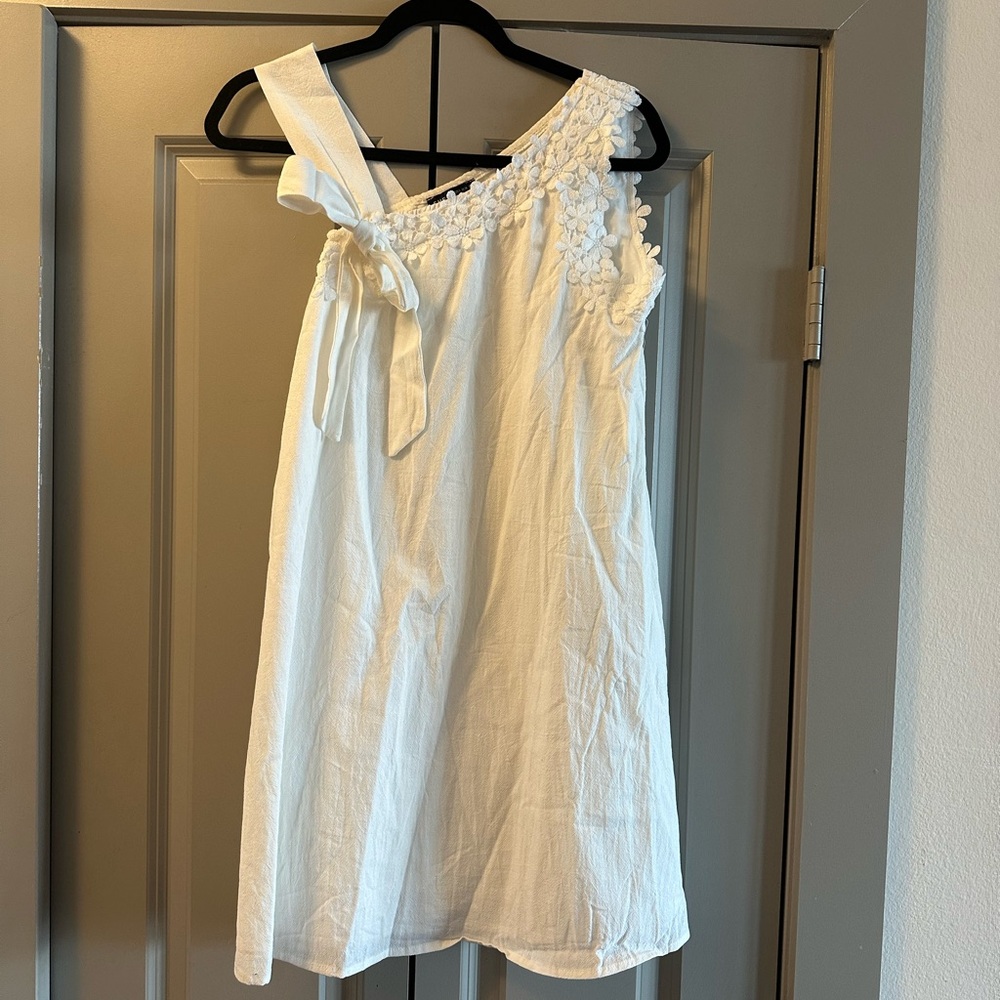 SHEIN White Lace Detail Garment